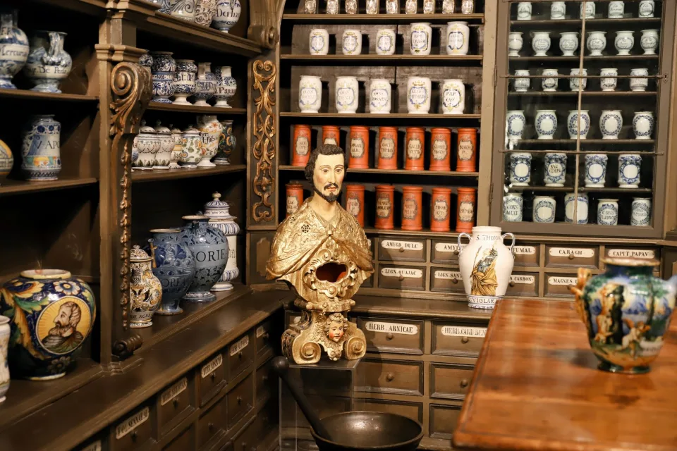 Kệ thuốc sắp xếp theo nhóm